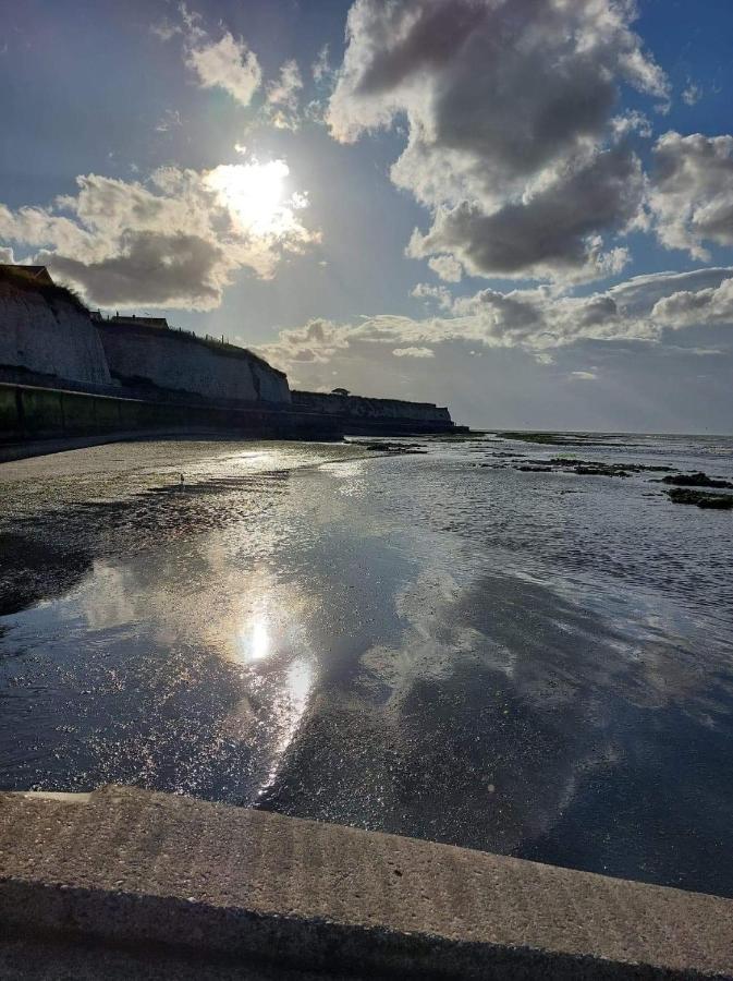 Cosy Cabin By The Seaside With Hot Tub Apartment Birchington-on-Sea Exterior photo